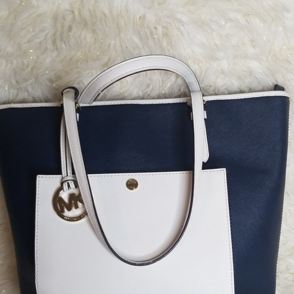 Michael Kors Handbags - 🔥🔥 Authentic Michael Kors Purse
